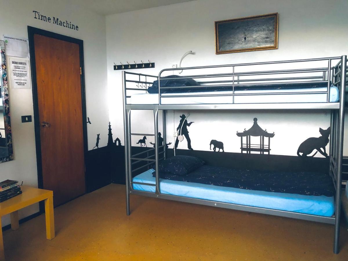 The Freezer Hostel & Culture Center ヘリサンドゥル エクステリア 写真